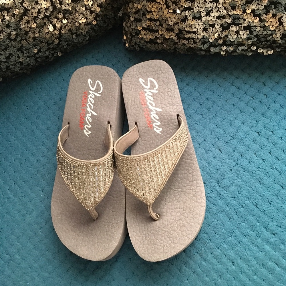 Skechers Women’s Taupe Rhinestone Wedge Thong Sandals, like new! Worn 1 Time! - Picture 2 of 4